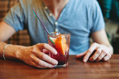 Adam kokteyl içiyor.