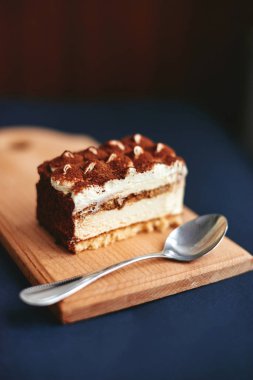 tiramisu tatlı pasta dilimlenmiş