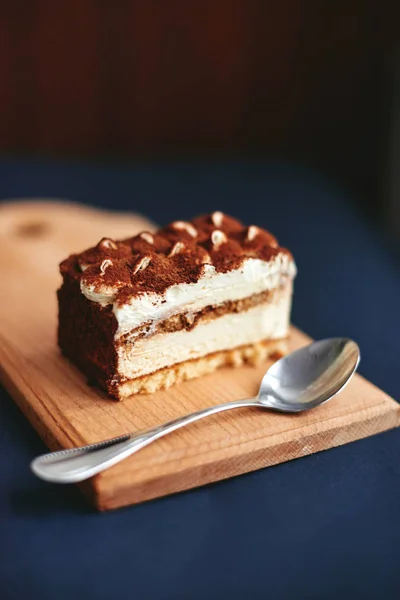 tiramisu tatlı pasta dilimlenmiş