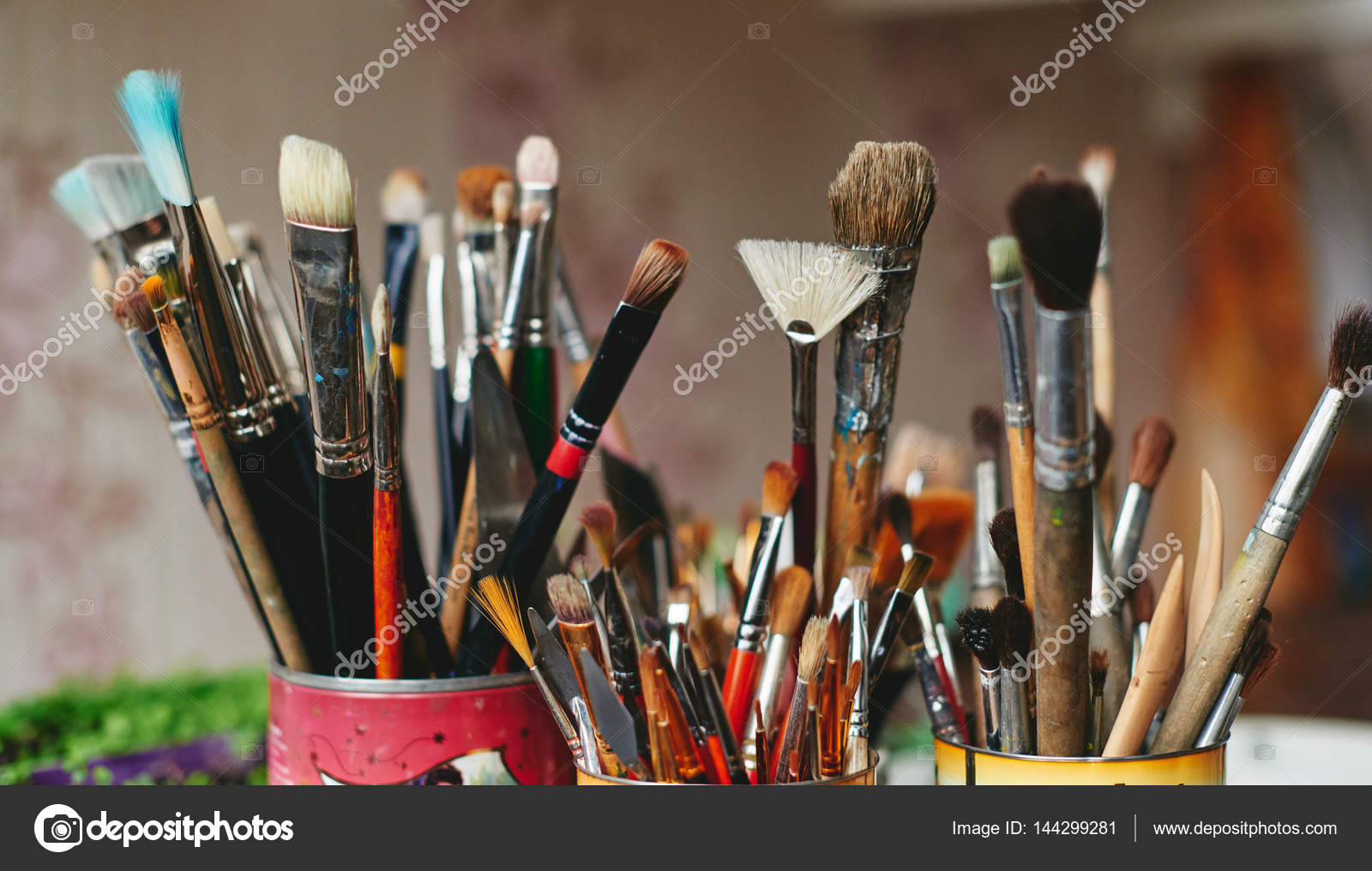 Pincéis de pintura no atelier do artista u2014 Stock Photo u00a9 Nataliass #144299281 Imagem De Atelier ~ Pincéis de pintura no atelier do artista u2014 Stock Photo u00a9 Nataliass #144299281