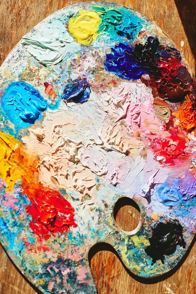 Барвиста палітра олійного живопису — стокове фото