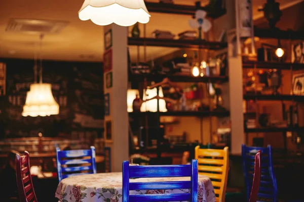 Intérieur du restaurant confortable avec une lumière chaude — Photo