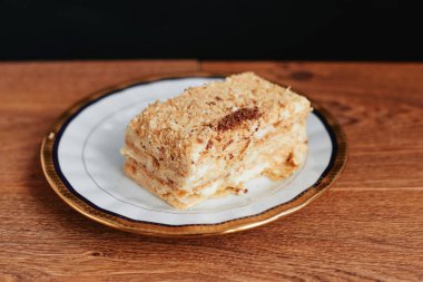 Napolyon pasta tatlı dilimlenmiş