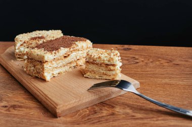 Napolyon pasta tatlı dilimlenmiş