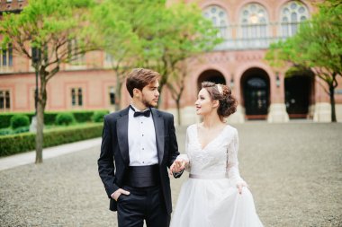 Gelin ve damat sokak chateau üzerinde yürüme