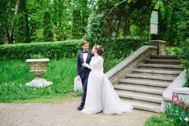 Gelin ve Damat Düğün Park'ta yürüyordunuz portresi