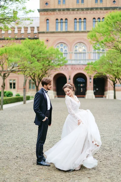 Bruid en bruidegom lopen op alley chateau — Stockfoto