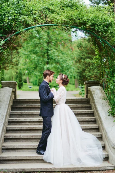 Portret van de bruid en bruidegom bruiloft wandelen in het park — Stockfoto