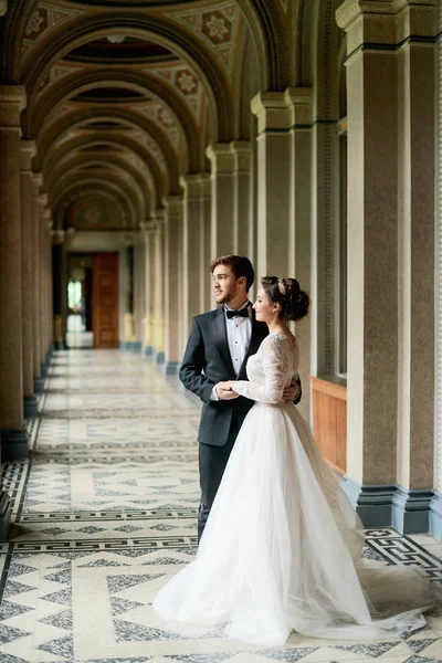Bruid en bruidegom bruiloft in paleis — Stockfoto