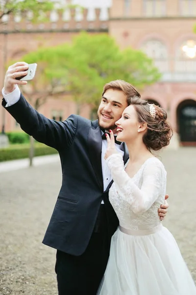 Mutlu gelin ve damat selfie düğünlerinde yapma