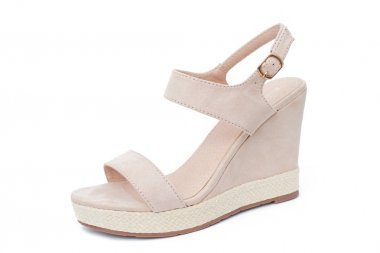 Beyaz arka plan üzerinde izole bej kama sandalet