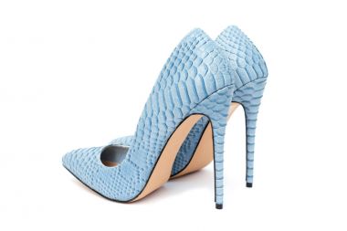 İzole üzerinde beyaz arka plan mavi kadın yüksek topuklu ayakkabı