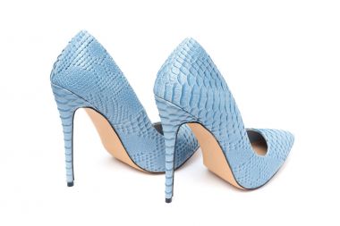 İzole üzerinde beyaz arka plan mavi kadın yüksek topuklu ayakkabı