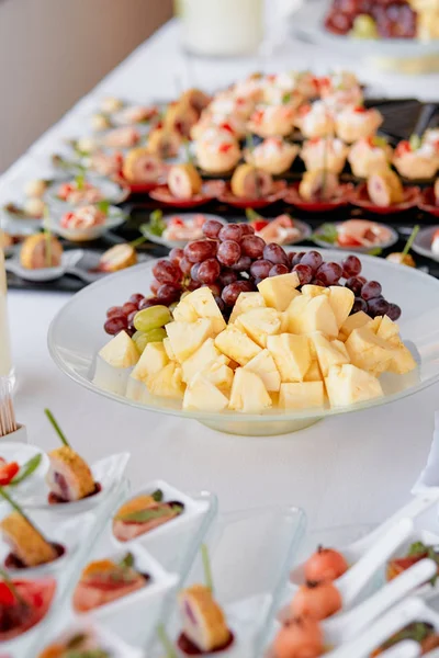 Assiette de fruits sur la table de traiteur — Photo