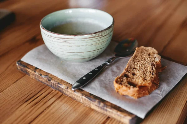 Пюре из грибного супа с буханкой хлеба на деревянном столе — стоковое фото
