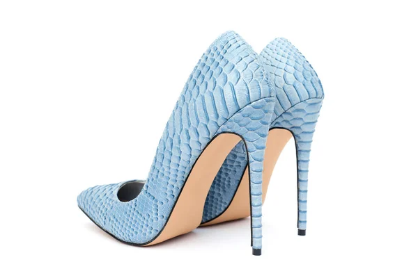 Синие женские туфли на высоких каблуках на белом фоне — стоковое фото
