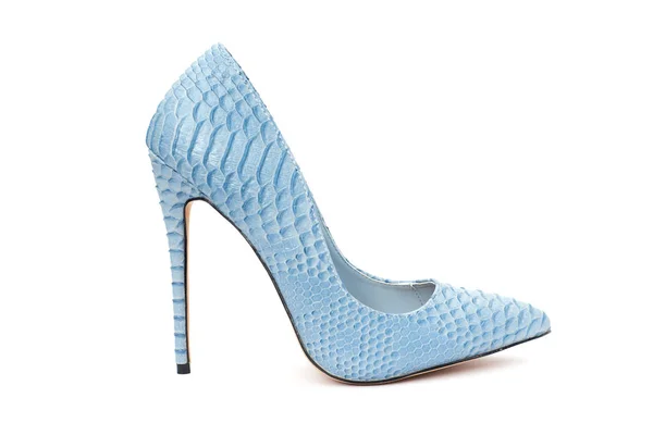 Синие женские туфли на высоких каблуках на белом фоне — стоковое фото