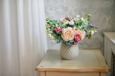 Gri iç Vazoda Çiçekler