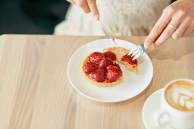 Çilekli tatlı restoranda yemek kız