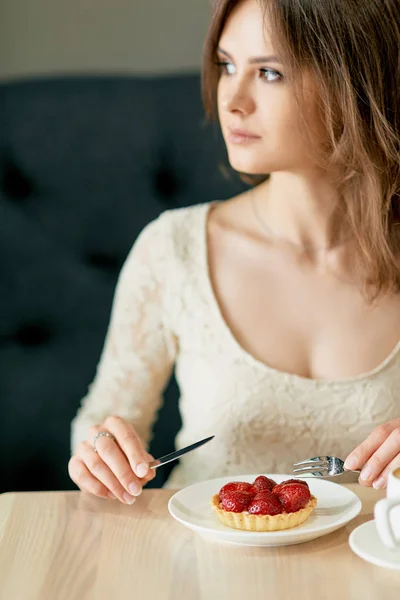 Chica Comiendo Postre Fresa Restaurante — Foto de Stock