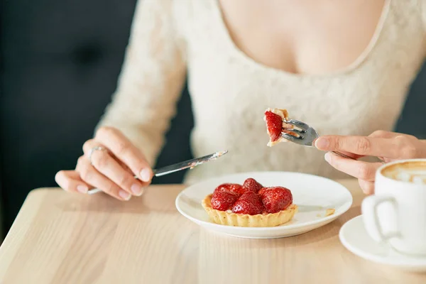 Meisje Aardbei Dessert Eten Restaurant — Stockfoto