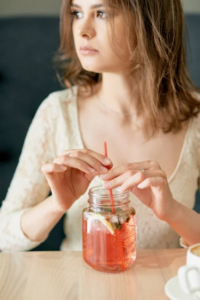 Yong Hermosa Mujer Bebe Limonada Fresa Con Paja Roja — Foto de Stock