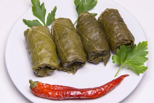 Rolos de folhas de uva. Sarmale, dolma, dolmades, sarma, golubtsy ou — Fotografia de Stock