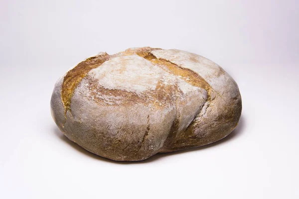 伝統的な丸いパンを焼きたてください。 — ストック写真