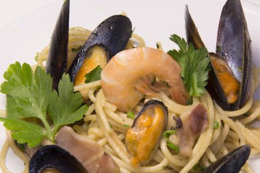 İtalyan spagetti makarna whith midye, vongole, karides ve deniz f
