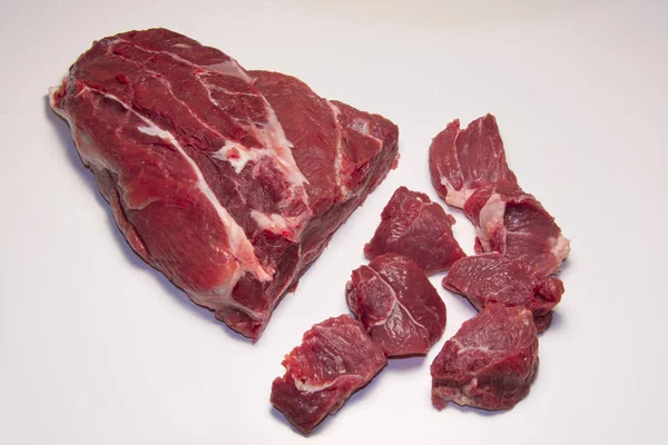 Сырые куски мяса говядины для рагу, гуляша или рагу — стоковое фото