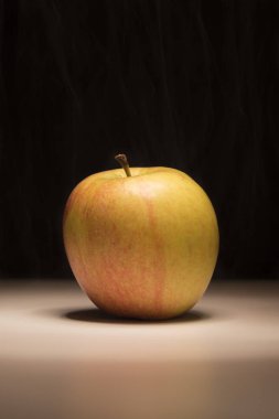 Siyah bir zemin üzerine lezzetli elma 