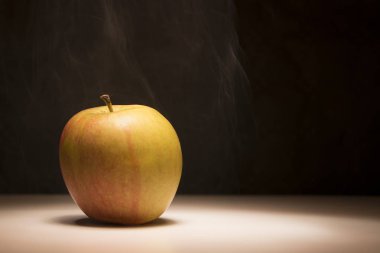 Fırında pişmiş pişmiş elma