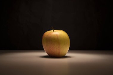 Siyah bir zemin üzerine lezzetli elma 