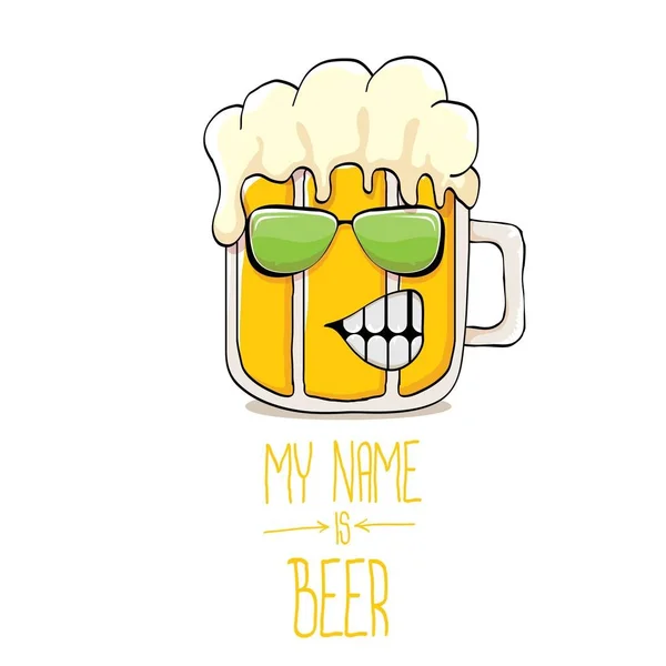 Vector de dibujos animados funky carácter de cristal de cerveza con gafas de sol aisladas en blanco background.vector cómica cerveza — Vector de stock