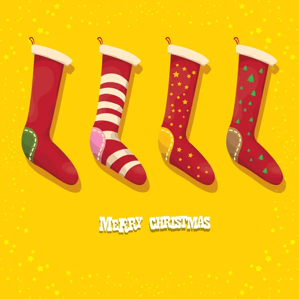 Vektor Cartoon niedlichen Weihnachtsstrumpf oder Socken mit farbigem Ornament isoliert auf orangefarbenem Hintergrund. Frohe Weihnachten Vektor-Grußkarte — Stockvektor