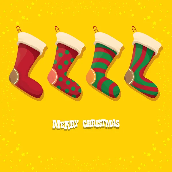 Vektor Cartoon niedlichen Weihnachtsstrumpf oder Socken mit farbigem Ornament isoliert auf orangefarbenem Hintergrund. Frohe Weihnachten Vektor-Grußkarte — Stockvektor