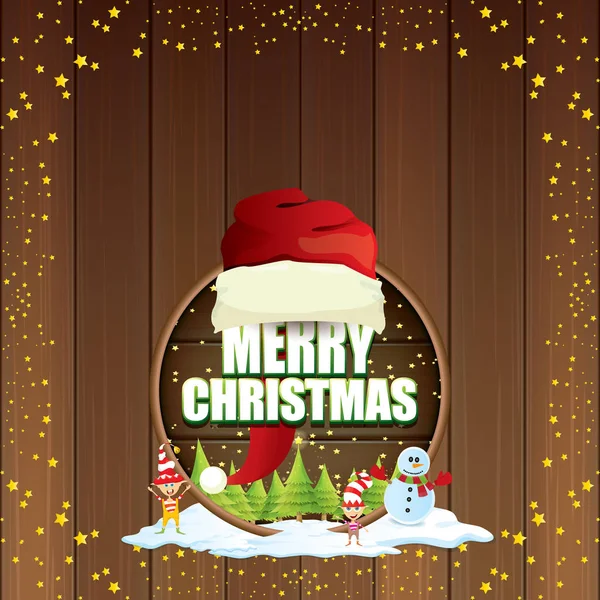 Векторная рождественская этикетка с красной шляпой Санты, елкой, снегом, мультяшным снеговиком, детскими эльфами, ночным звездным небом и приветственным текстом на деревянном круглом фоне знака. векторная рождественская открытка — стоковый вектор