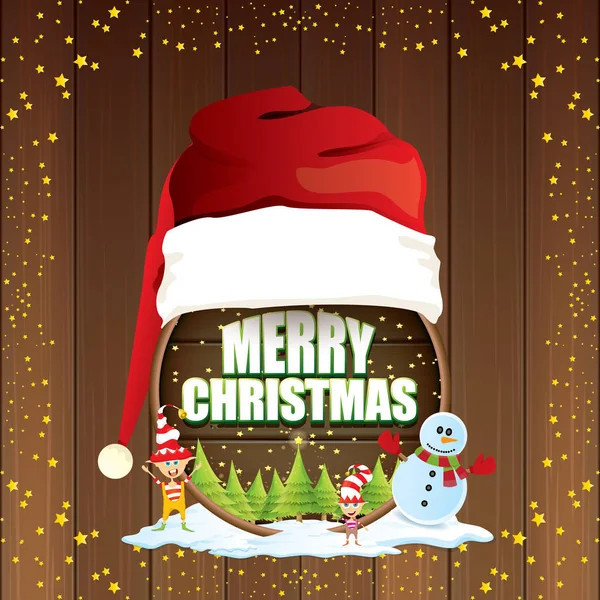 Vector jul etikett med röda santa hatt, träd, snö, tecknad snögubbe, barnen älvor, stjärnklara natthimlen och hälsning text på runda träskylt bakgrund. Vector merry christmas card — Stock vektor