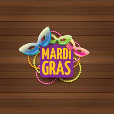 Yeni orleans mardi gras Karnavalı etiket maskesi ve ahşap duvar arka plan üzerinde metin ile vektör. vektör mardi gras partisi veya yağ Salı poster tasarım şablonu