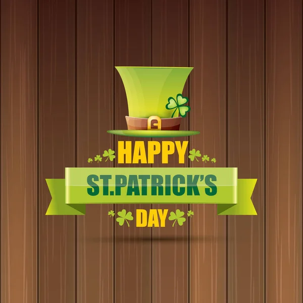 Saint patricks étiquette de jour ou affiche avec chapeau vert, trèfles chanceux et ruban vintage sur fond de bois vintage abstrait. bannière de jour de patriks de saint vecteur — Image vectorielle