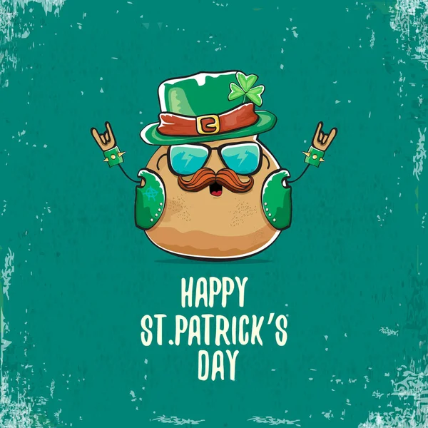 Happy Saint Patricks Day Grußkarte mit funky Kobold Rockstar Kartoffel Charakter mit grünen Particks Hut isoliert auf türkisfarbenem Hintergrund. Rock n Roll Hipster Gemüse funky Charakter — Stockvektor