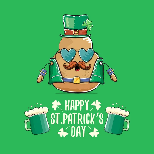 Happy saint patricks napi üdvözlőlap funky kobold rocksztár burgonya karakter zöld részecskék kalap és sör elszigetelt zöld háttérrel. Rock n roll hipster növényi funky karakter — Stock Vector