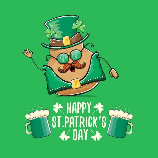 Mutlu Aziz Patricks Günü tebrik kartı yeşil arka planda izole edilmiş yeşil parçalı şapka ve biralı komik leprikon rock yıldızı patates karakteri. Rock n roll hipster Sebze funky karakteri — Stok Vektör