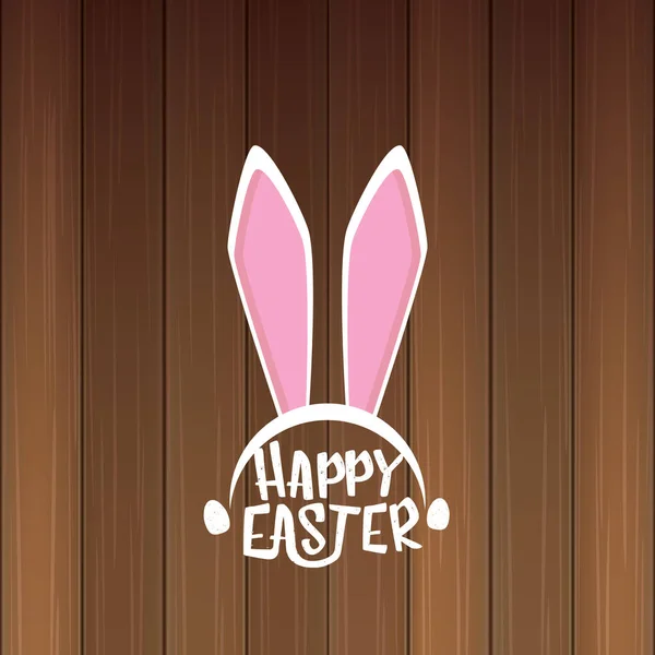 Tarjeta de felicitación de Pascua feliz vector con conejito de Pascua blanco máscara funky con orejas de conejo y texto de Pascua aislado sobre fondo de madera . — Vector de stock