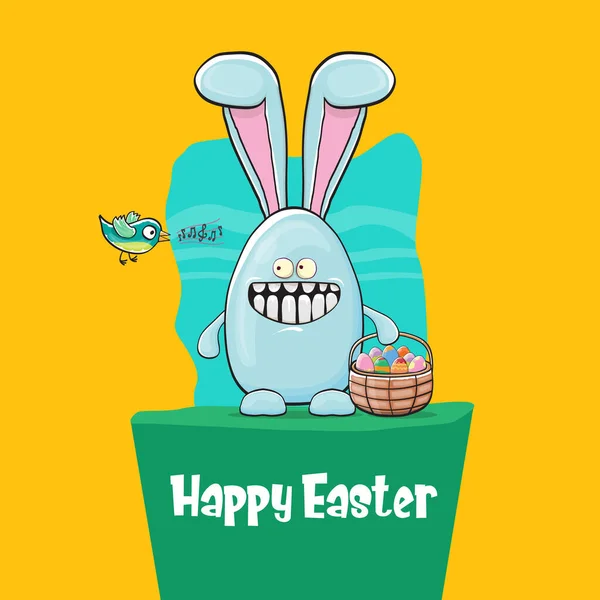 Veselé velikonoční přání s roztomilým kresleným modrým králíkem držícím velikonoční košík s hromadou barevných vajec. Velikonoční hon na vajíčka ručně kreslený koncept ilustrační banner. — Stockový vektor