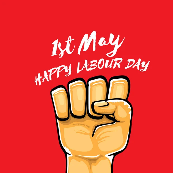 Kırmızı arka planda izole edilmiş güçlü turuncu yumruklu İşçi Bayramı vektör etiketi. İnsan eliyle mutlu işçi günü geçmişi. kırmızı işçiler afiş yapabilir — Stok Vektör