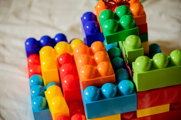 Lote de fundo de tijolos de brinquedo colorido arco-íris. Brinquedo educativo para crianças Isoladas em fundo branco. Visão superior com espaço de cópia. Educação para crianças . — Fotografia de Stock