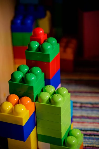 Lote de fundo de tijolos de brinquedo colorido arco-íris. Brinquedo educativo para crianças Isoladas em fundo branco. Visão superior com espaço de cópia. Construção de elementos de bloco quadrado do construtor de brinquedos — Fotografia de Stock