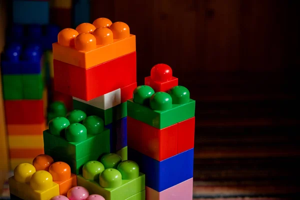 Lote de fundo de tijolos de brinquedo colorido arco-íris. Brinquedo educativo para crianças Isoladas em fundo branco. Infância conceito crianças bebês infância. criança brinquedos educativos coloridos — Fotografia de Stock