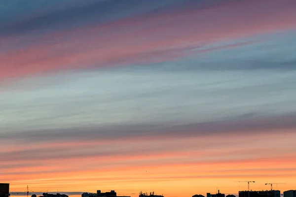 Zachód słońca wieczorem, Piękne niebo z chmurami w Bangkoku miasta Tajlandii, Sylwetka Cityscape view.sky wygląda różowy. Oszałamiające. Fioletowe niebo. Niebo wieczorem. romantyczny i szczęśliwy nastrój. Zachód słońca ponad — Zdjęcie stockowe